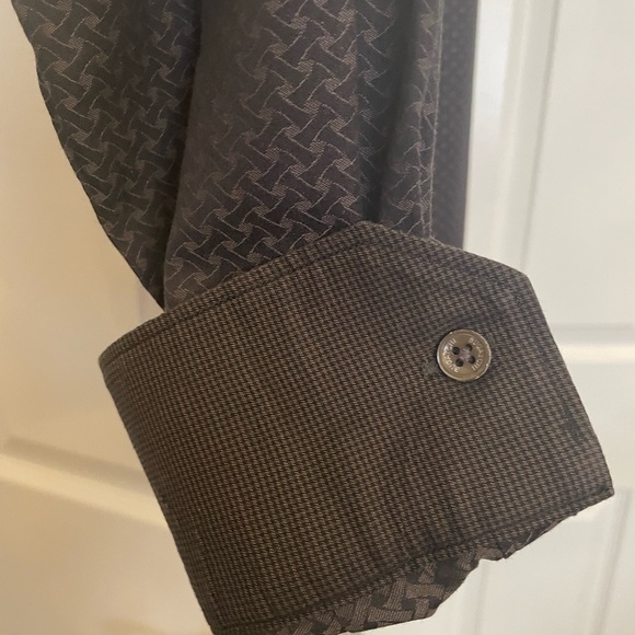 Bugatchi mens long sleeved shirt with pocket. Size large. Black with a pattern. - Picture 4 of 4